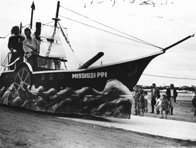 祭り/ペルリ百年祭パレード(ミシシッピ号) 沖縄風景アーカイブ 風景結々(ふうけいゆいゆい)~沖縄らしい風景づくりポータルサイト~