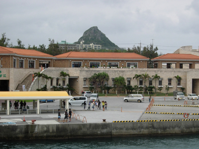 港より城山を望む 沖縄風景アーカイブ 風景結々(ふうけいゆいゆい)~沖縄らしい風景づくりポータルサイト~