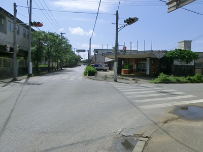 豊原交差点から南東を見る 沖縄風景アーカイブ 風景結々(ふうけいゆいゆい)~沖縄らしい風景づくりポータルサイト~