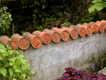 赤瓦で飾った塀