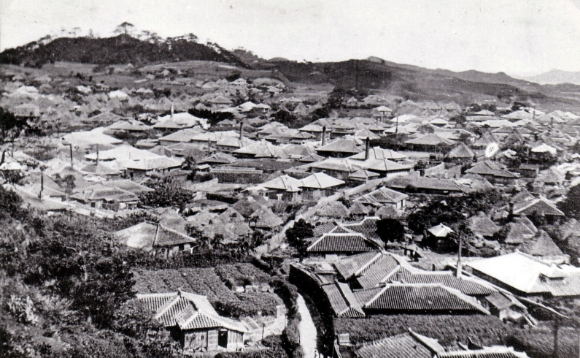 首里城から見た三箇（那覇市歴史博物館 提供）