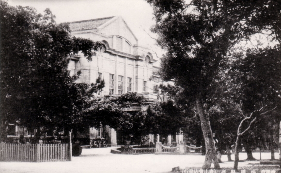 沖縄県庁舎（那覇市歴史博物館 提供）