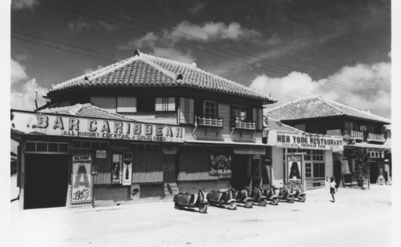 沖縄の家／茅葺屋根の民家（那覇市歴史博物館 提供）